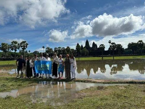 Grupo con bandera en Angkor Wat