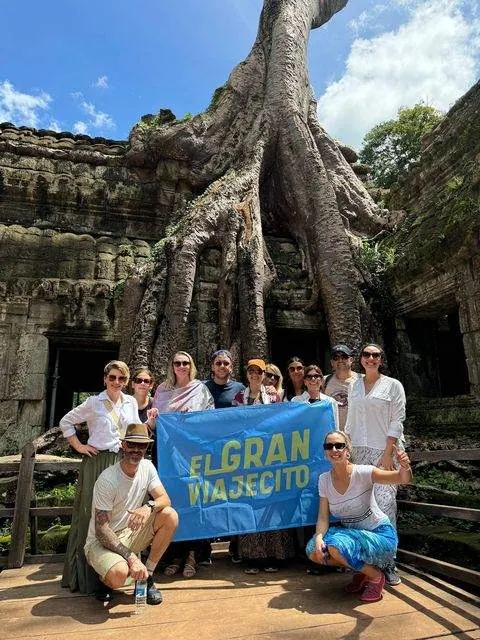Grupo con la bandera en Ta Prohm, Camboya