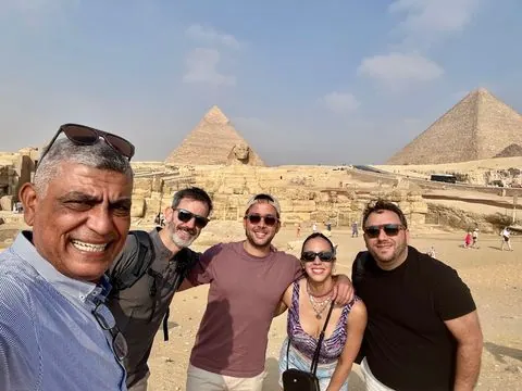Selfie del grupo con las pirámides de Giza, Egipto
