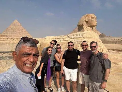 Grupo con la Esfinge de fondo, Egipto