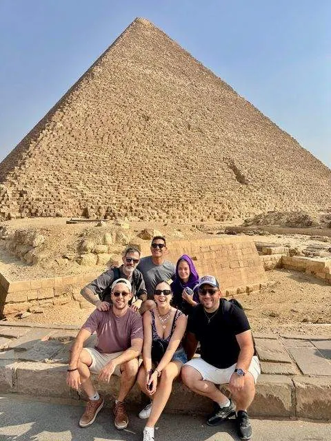 Grupo sentado frente a Keops, Egipto