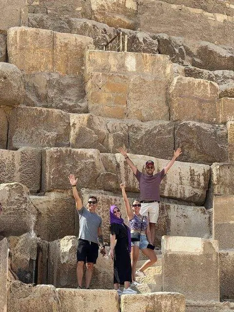 Trepando los bloques de la pirámide, Egipto