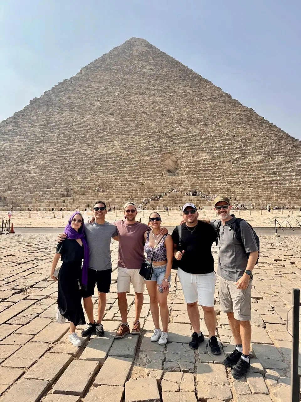 Grupo al pie de la Gran Pirámide de Giza