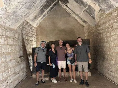 Grupo dentro de la pirámide, Egipto