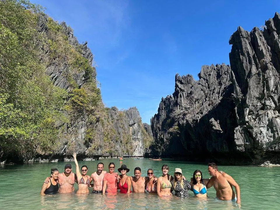 Grupo en el agua turquesa de una laguna de El Nido, Palawan