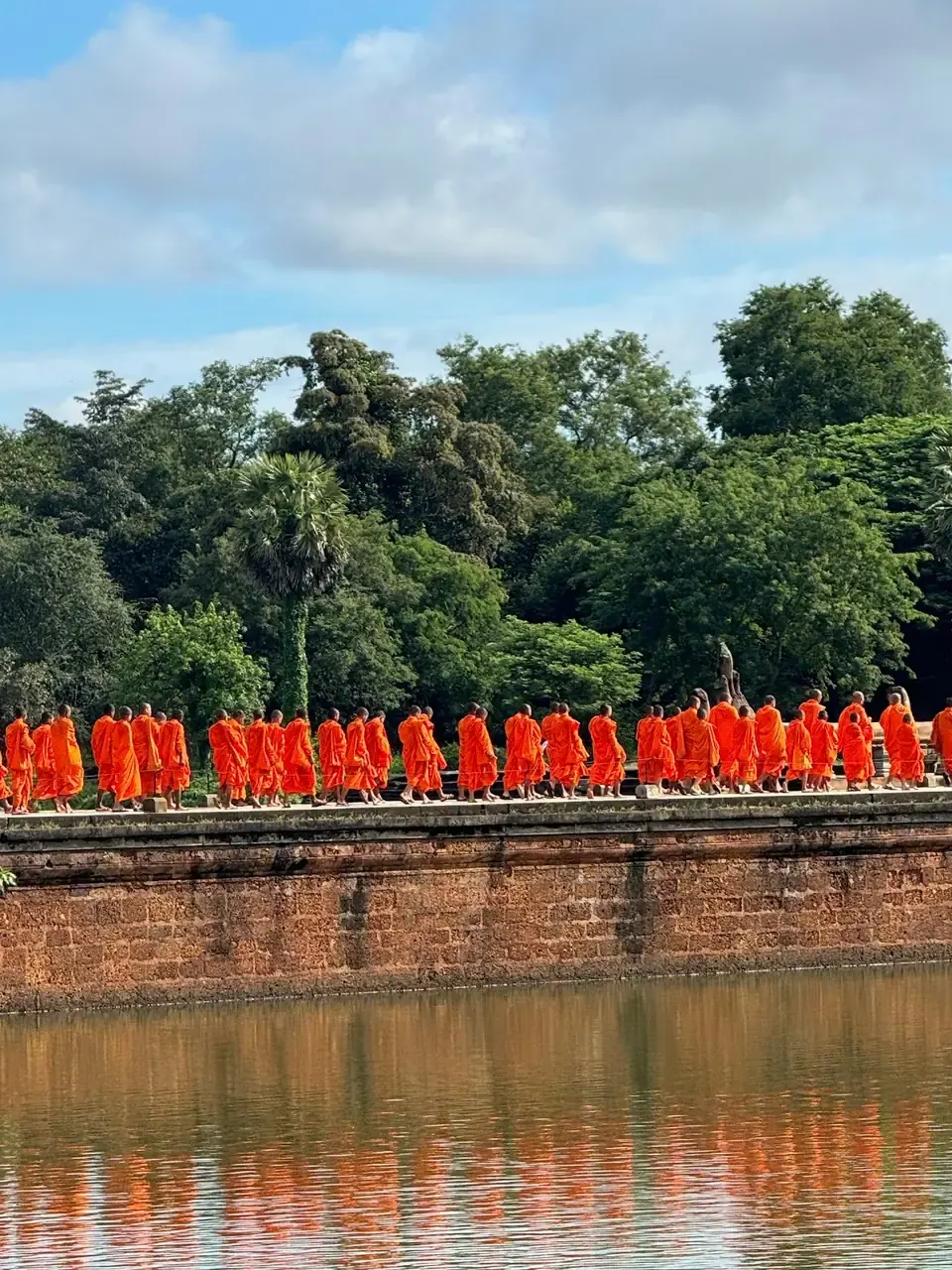 Monjes en fila frente al foso
