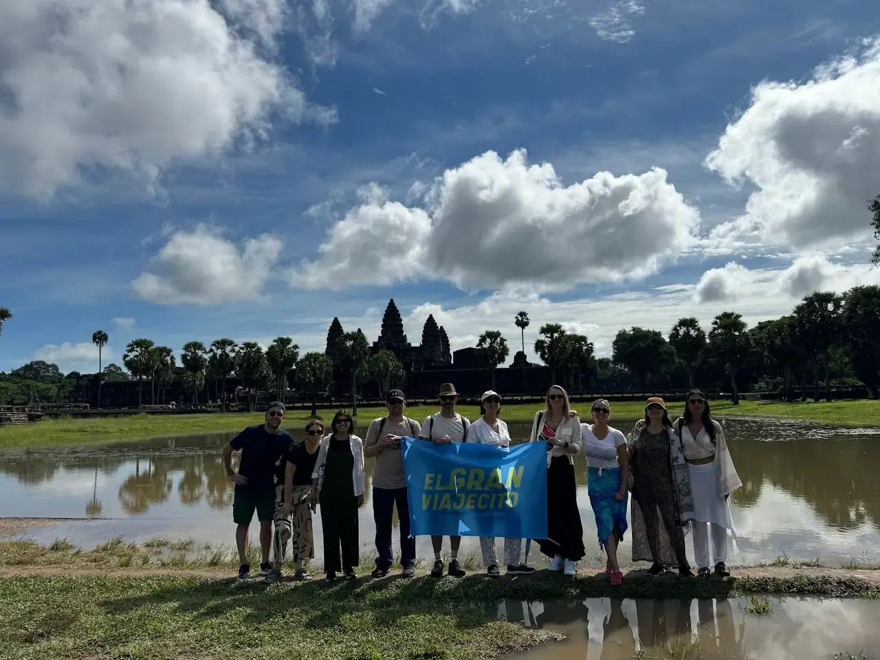 Grupo en el estanque de Angkor Wat
