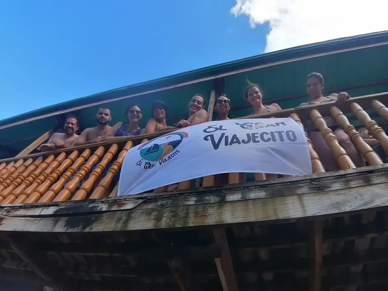 Grupo con bandera en el muelle