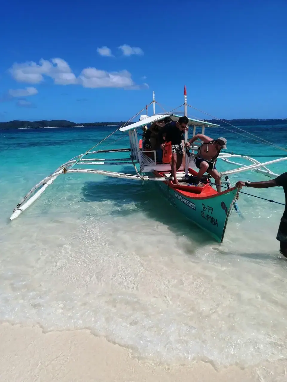 Bangka en agua turquesa, Filipinas. En los días de island hopping la señal va y viene, y está bien que así sea.