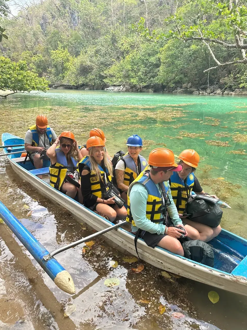 Grupo en el bote del río subterráneo