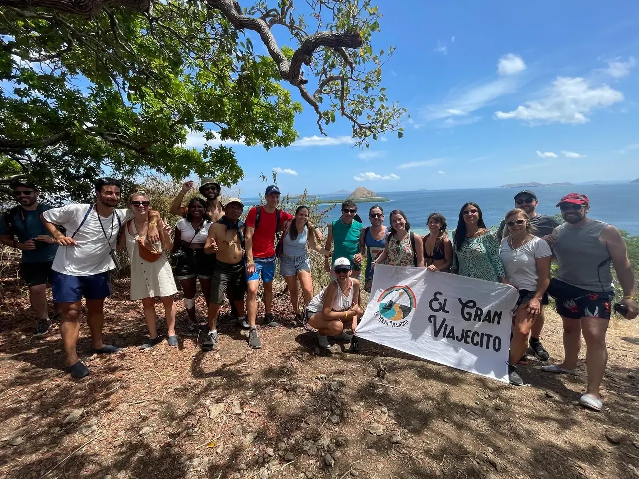 Grupo con bandera en Komodo