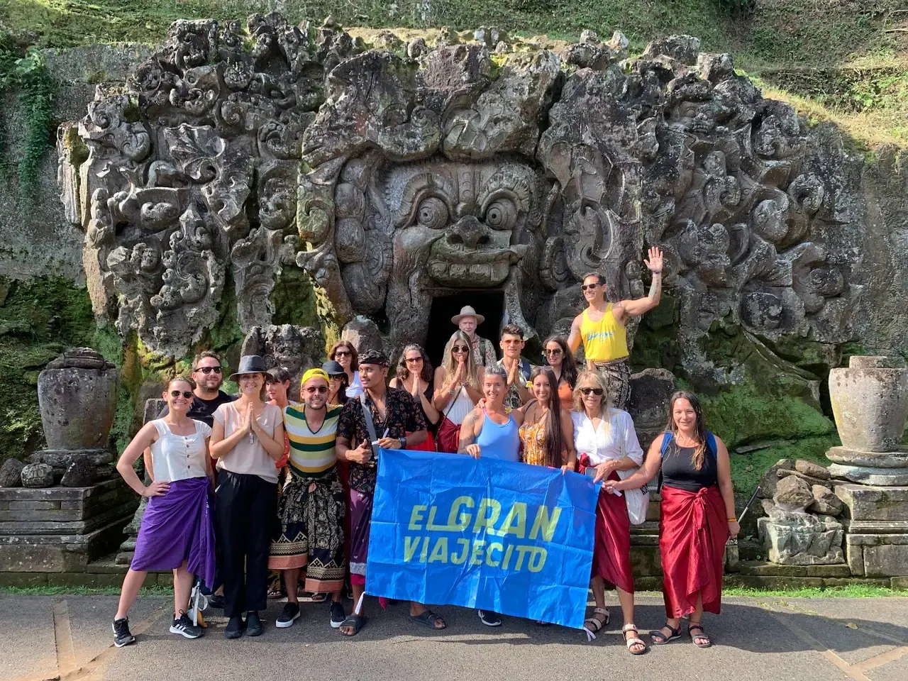 Grupo con bandera en Goa Gajah