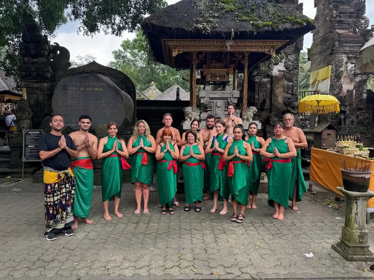 Grupo con sarong en templo
