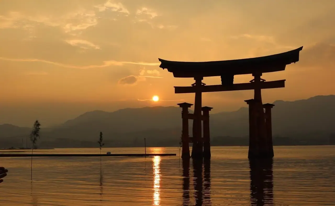 El torii de Miyajima al atardecer, en el viaje a Japón, el destino de Asia con vuelo directo desde la Ciudad de México.