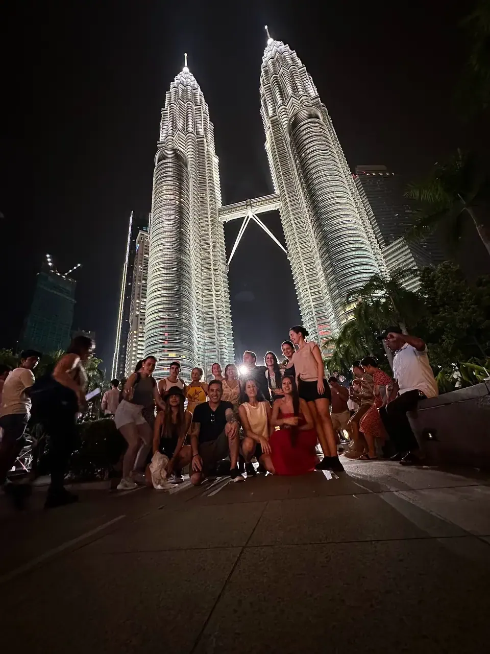 Grupo de noche en las Petronas