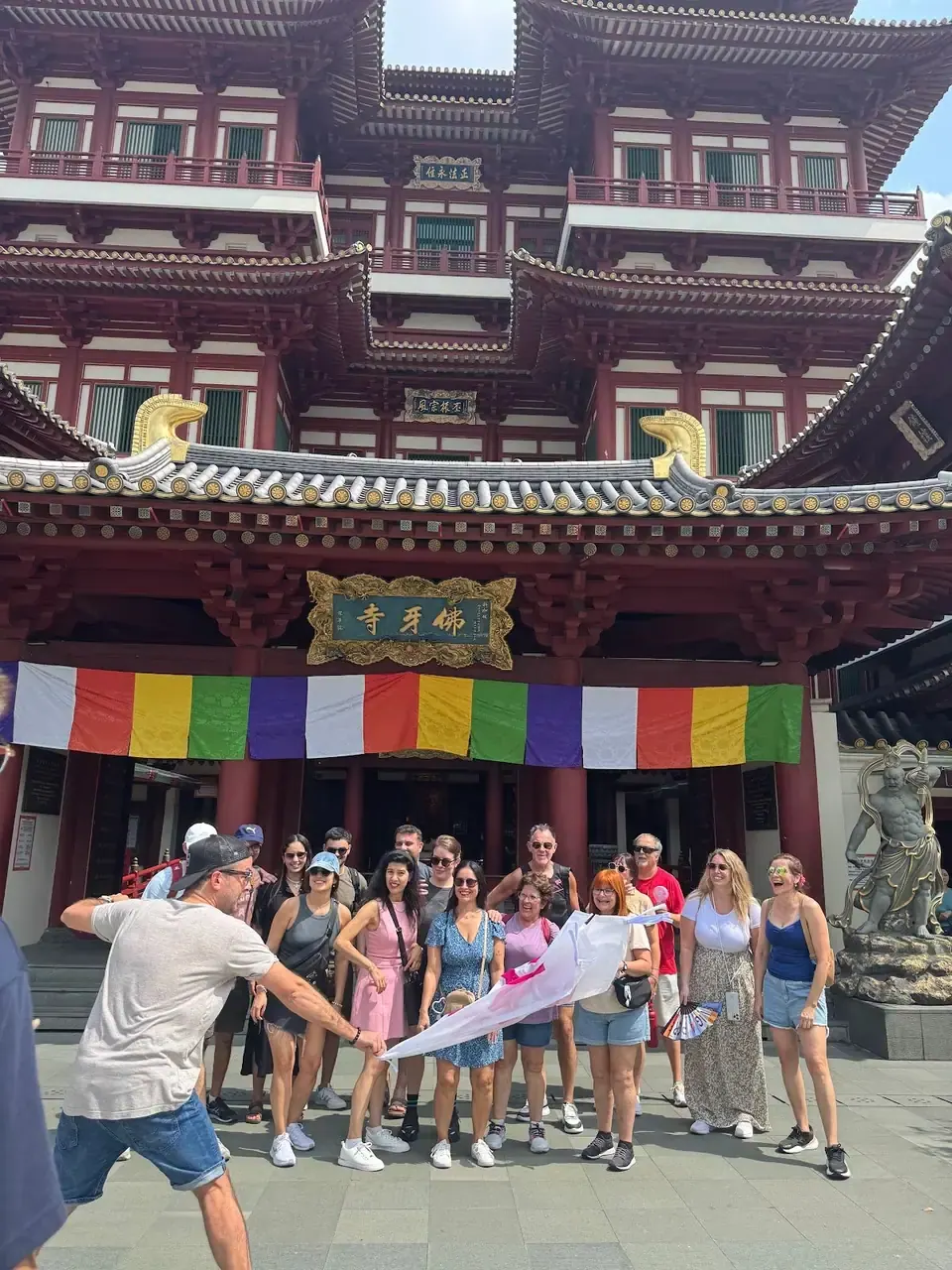 Grupo en el templo del Diente de Buda