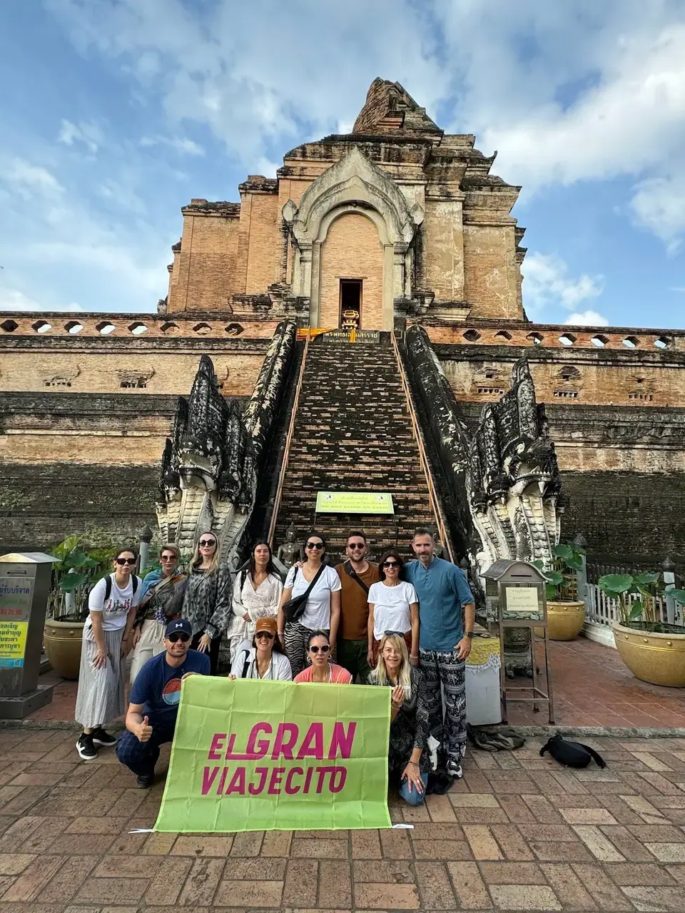 Grupo con bandera en Wat Chedi Luang