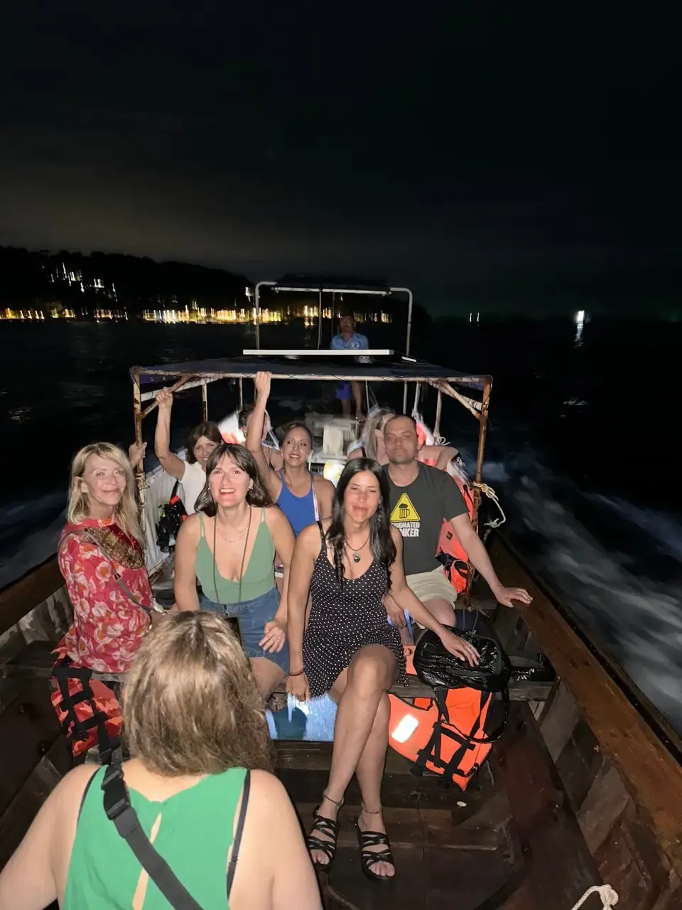 Paseo en barco de noche