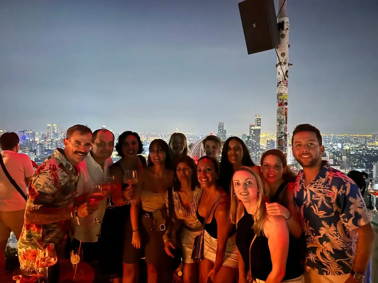 Un grupo de El Gran Viajecito en un rooftop de Bangkok