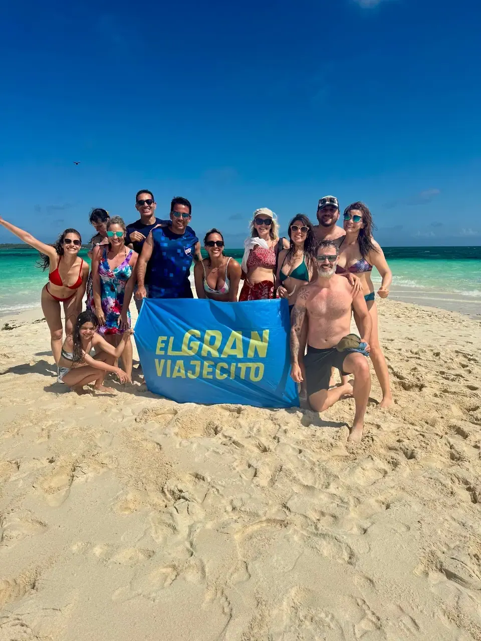 Grupo con bandera en la playa