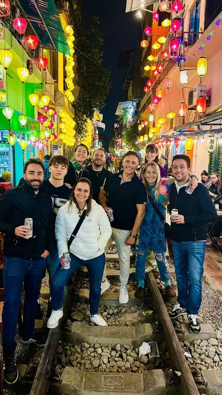 Grupo en Train Street