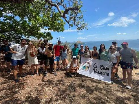 Grupo con bandera en Komodo