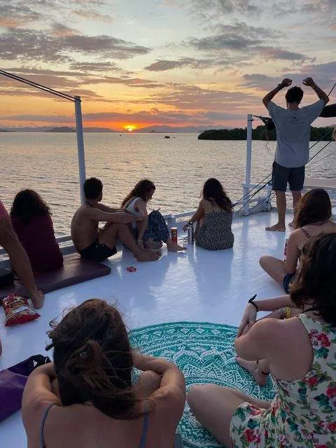 Atardecer en el barco, Indonesia