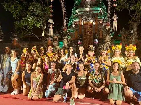 Grupo con bailarinas balinesas, Indonesia