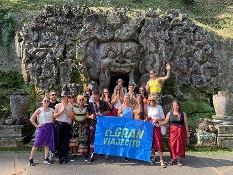 Grupo con bandera en Goa Gajah, Indonesia