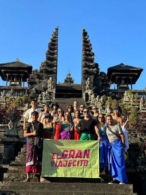 Grupo de El Gran Viajecito con la bandera en Pura Besakih, Bali