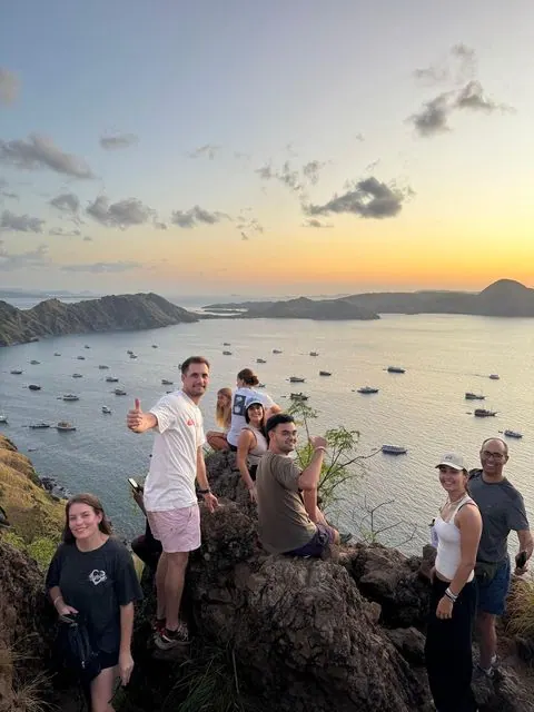 Atardecer del grupo en Padar, Komodo, Indonesia