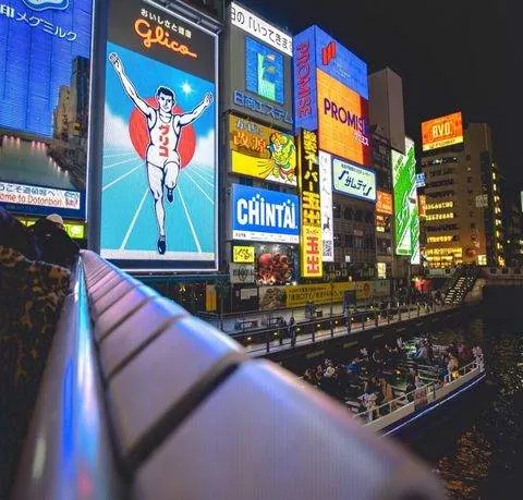 Dotonbori de noche, Osaka, Japón