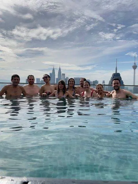 Grupo en pileta infinita frente a KL, Malasia