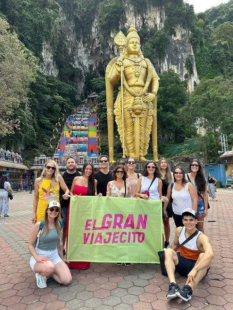 Grupo con la bandera en Batu Caves, Malasia
