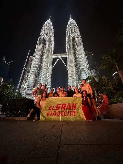 Grupo con bandera en las Petronas