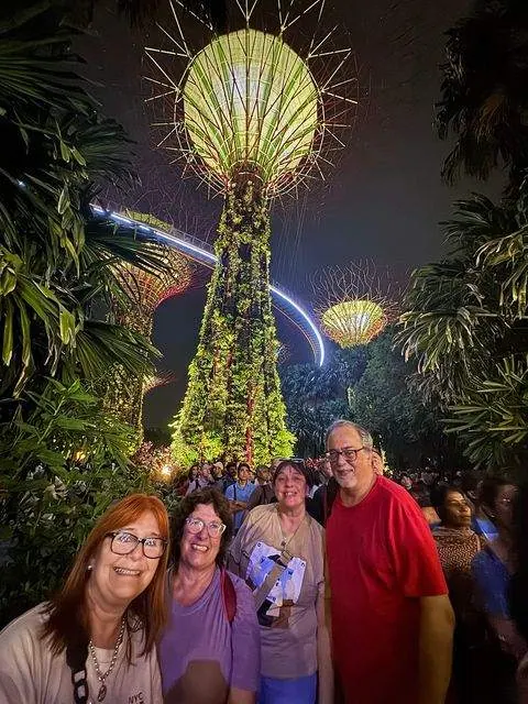 Grupo bajo los Supertrees, Singapur