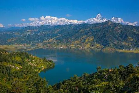El lago Phewa y los Annapurnas, en Pokhara.