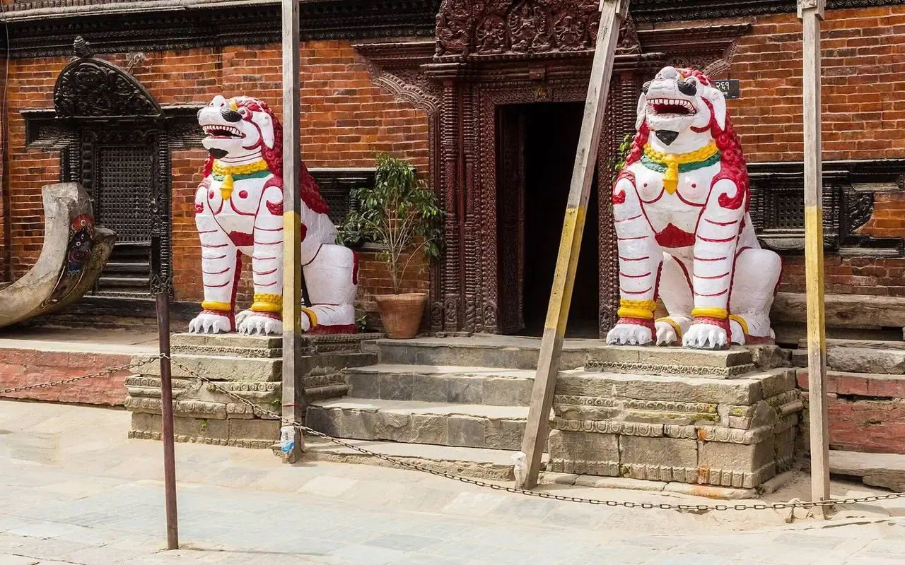 Leones de piedra en Katmandú
