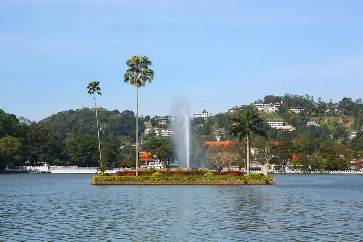 Lago y templo de Kandy