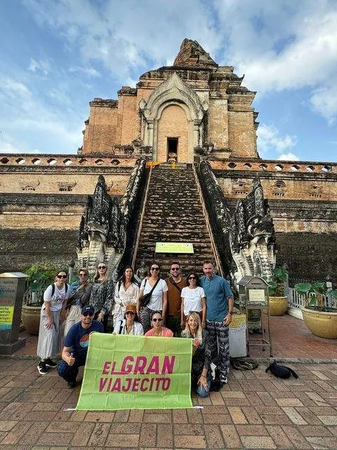 Grupo con bandera en Wat Chedi Luang