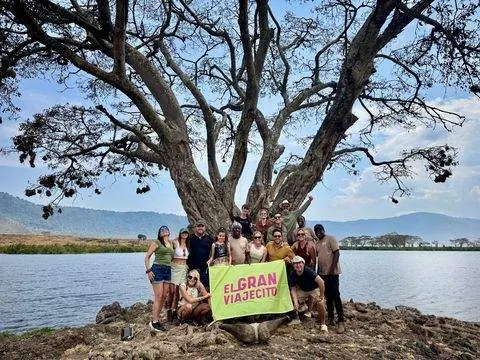 Grupo con bandera en el lago, Tanzania