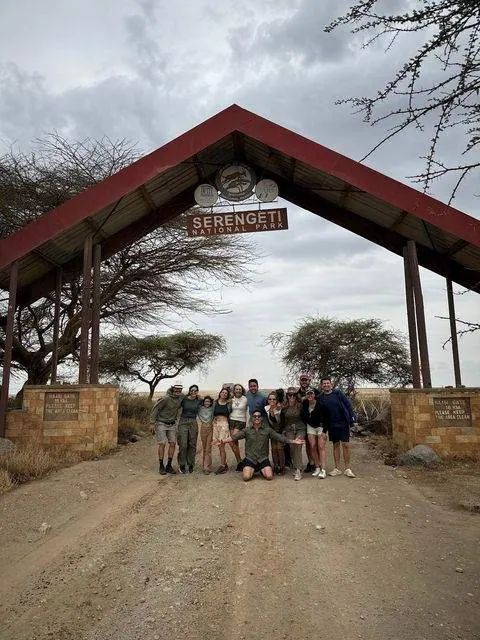 Grupo en la entrada del Serengeti, Tanzania