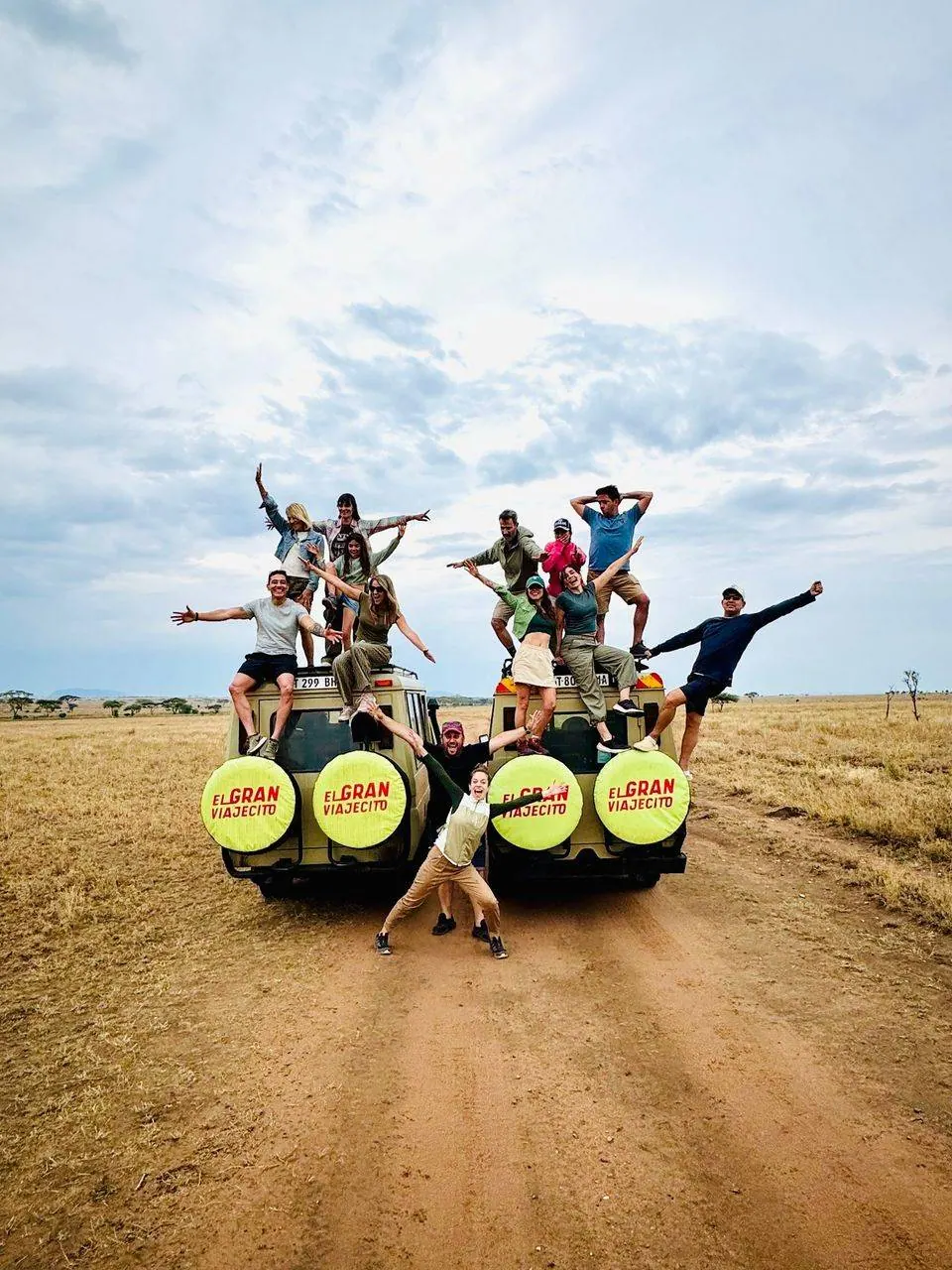 Grupo celebrando arriba de los jeeps de safari en el Serengeti