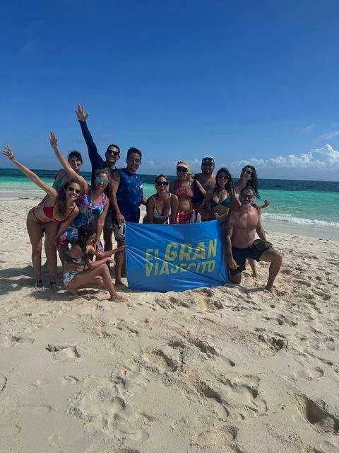 Grupo festejando en un banco de arena