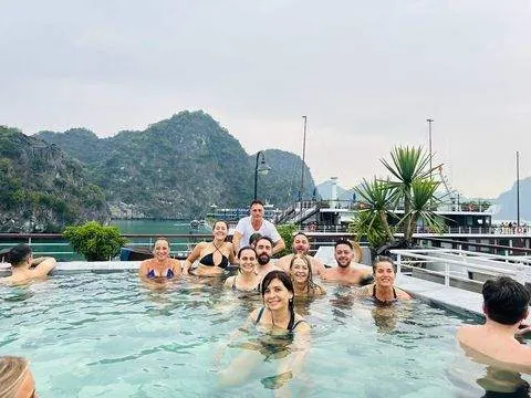La pileta del crucero en Ha Long, en una de nuestras salidas. Con una eSIM de Vietnam, la foto sale desde la misma bahía
