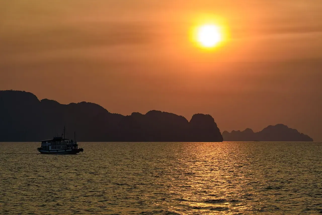 Atardecer en la bahía de Ha Long